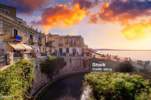 een brug over een rivier in een stad bij Residenza Giuseppina in Siracusa