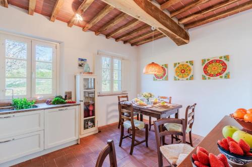 a kitchen and dining room with a table and chairs at Casa Noscali al Borghetto in Collodi