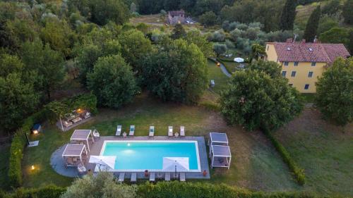 an aerial view of a house with a swimming pool at Casa Noscali al Borghetto in Collodi