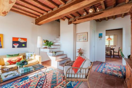 uma sala de estar com um sofá e uma mesa em Casa Noscali al Borghetto em Collodi