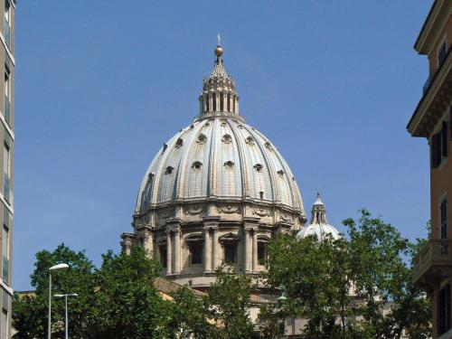un edificio con una cúpula encima en B&b Il Sampietrino Dei Cavalleggeri, en Roma