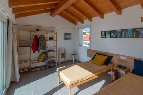 een slaapkamer met 2 bedden in een kamer bij Casa Selvaggio Blu in Santa Maria Navarrese
