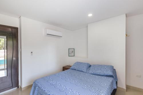 A bed or beds in a room at Apartamento El Rodadero Cerca al Mar