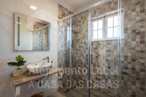 een badkamer met een douche en een wastafel bij Casa Sardine by ACasaDasCasas in Ericeira