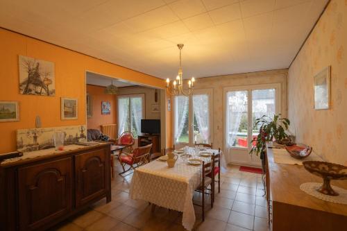 cocina y comedor con mesa y sillas en LE COTEAU Pavillon au calme 2 chambres 4-5 personnes, en Savigny-sur-Orge