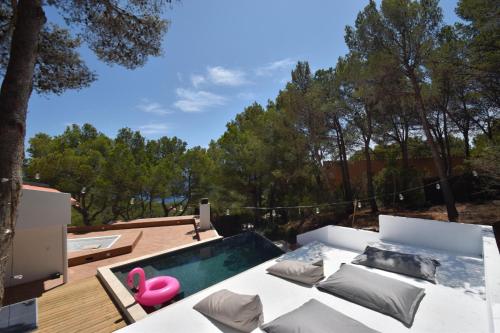 einen Hinterhof mit einem Pool und einer Terrasse in der Unterkunft Maison Begur vue mer -piscine - à pied de la cala in Palafrugell
