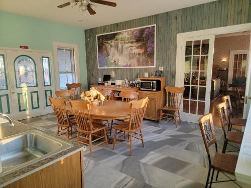 Josephine's Bed & Breakfast في Titusville: مطبخ وغرفة طعام مع طاولة وكراسي