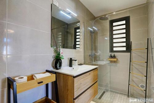 a bathroom with a sink and a shower at La Maison Du Bonheur - Villa moderne avec SPA in Saint-Joseph