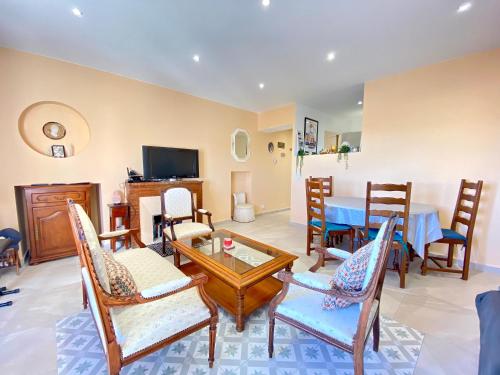 un salon avec une table et des chaises dans l'établissement Palais Azur By SCLS Locations, à Cannes