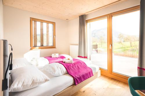 2 Betten in einem Zimmer mit einem großen Fenster in der Unterkunft Ferienhof Reiterhof Edtbauer in Weyer Markt