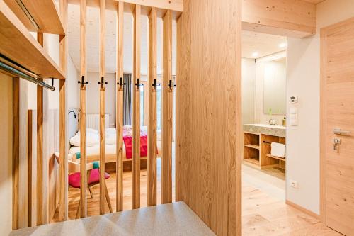Pokój z drewnianymi ścianami i sypialnią z łóżkiem w obiekcie Ferienhof Reiterhof Edtbauer w mieście Weyer Markt