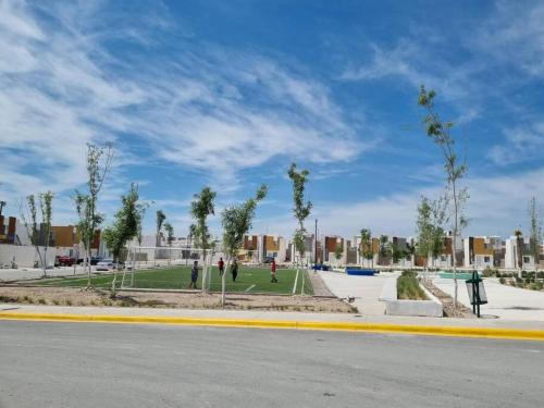 vista su un parco alberato e su una strada di Casa Amistad a Ciudad Acuña