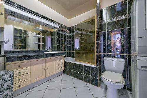 une salle de bain avec toilettes, douche et lavabo dans l'établissement Duplex élégance, à Arcueil