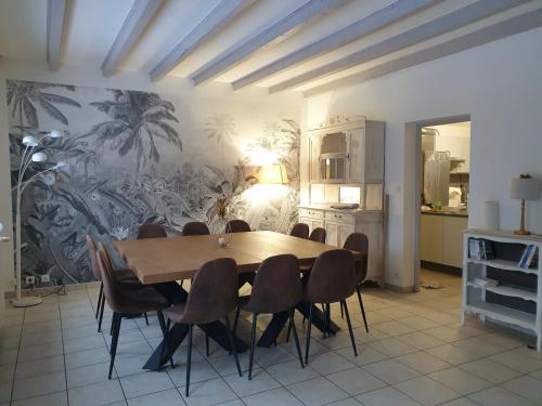 une salle à manger avec une table et des chaises dans l'établissement la maison de noemia à Gerardmer, à Gérardmer