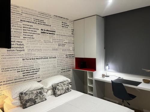 Postel nebo postele na pokoji v ubytování Chambre des proverbes en colocation