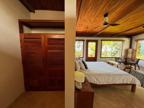 a bedroom with a bed and a ceiling fan at Ciel y Miel in Colón