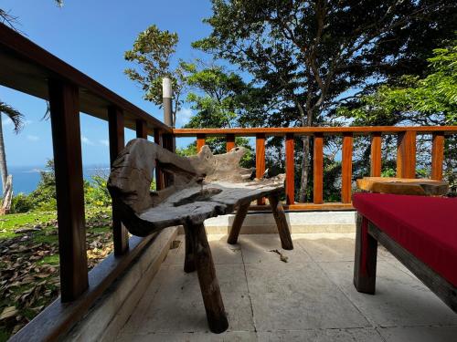 a wooden bench sitting on top of a deck at Ciel y Miel in Colón