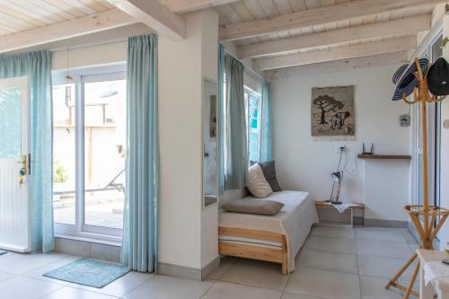 - un salon avec un canapé et une fenêtre dans l'établissement Pianoforte, à Swakopmund