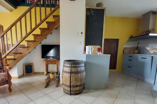 une cuisine avec un escalier et un tonneau dans une pièce dans l'établissement 