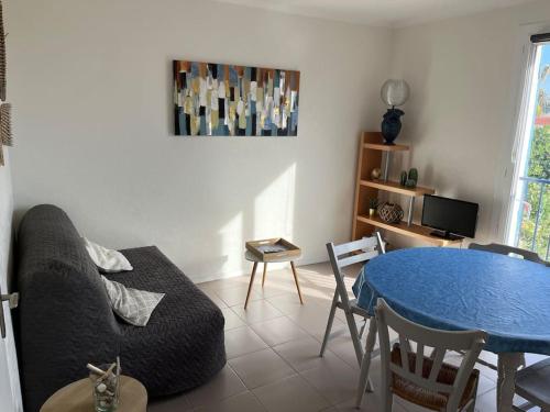 Et opholdsområde på Maison avec cour située à 2 minutes des plages