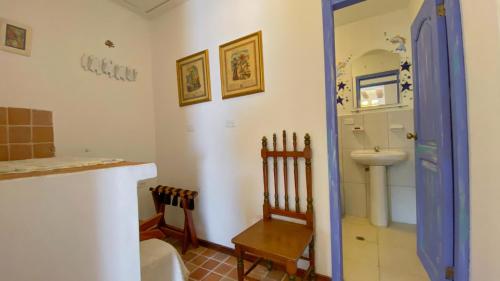 La salle de bains est pourvue d'un lavabo et de toilettes. dans l'établissement Sakti Hostal B&B, à Quito