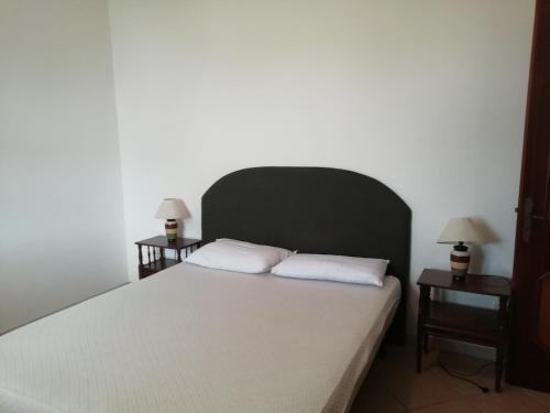 una camera da letto con un grande letto con due comodini di Casa vacanze otranto a Otranto