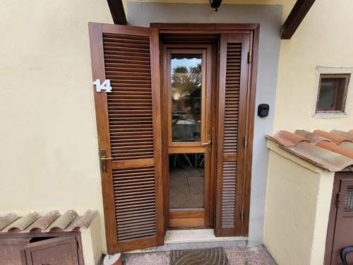 una porta di legno di una casa con il numero di Alele Alloggio turistico a Trevignano Romano