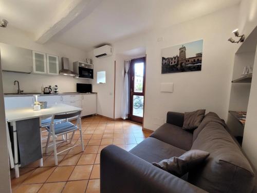 a living room with a couch and a kitchen at Alele Alloggio turistico in Trevignano Romano