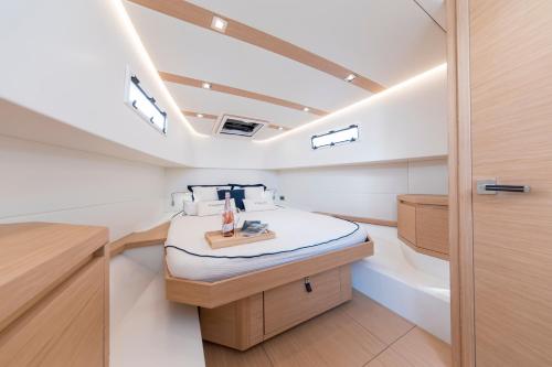 PARDO YACHT 38 في سان لوران دو فار: غرفة صغيرة مع سرير في قارب