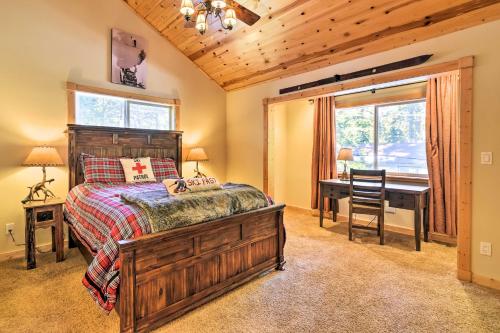 Giường trong phòng chung tại Lake Tahoe Cabin with Private Beach Access