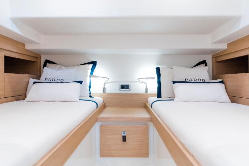 2 Betten in der Mitte eines Zimmers in der Unterkunft PARDO YACHT 38 in Saint-Laurent-du-Var
