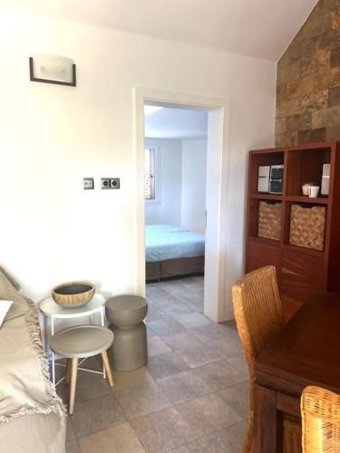 a living room with a couch and a table at Espacioso Bungalow en Maspalomas in Maspalomas