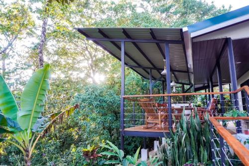 una terraza con pérgola en una casa en Sueño Río Celeste Boutique B&B en Bijagua