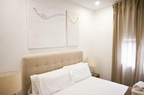 a bedroom with a white bed and a window at For You Rentals Espléndido Apartamento de tres Dormitorios BEI41 in Madrid