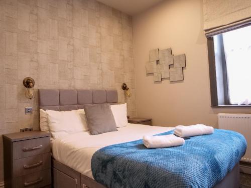 伯明罕的住宿－Luxe 2 Bed Apt - City Centre - Office - SmartTVs，一间卧室配有一张床,上面有两条毛巾