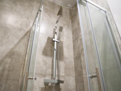een douche met een glazen deur in de badkamer bij Luxe 2 Bed Apt - City Centre - Office - SmartTVs in Birmingham