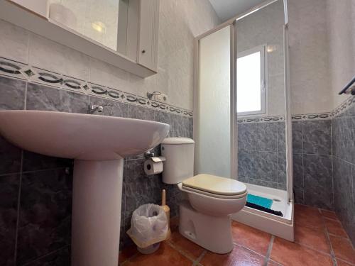 ein Bad mit einem Waschbecken und einem WC in der Unterkunft Cd-1383 Three Bedroom Villa With Pool in Viñuela