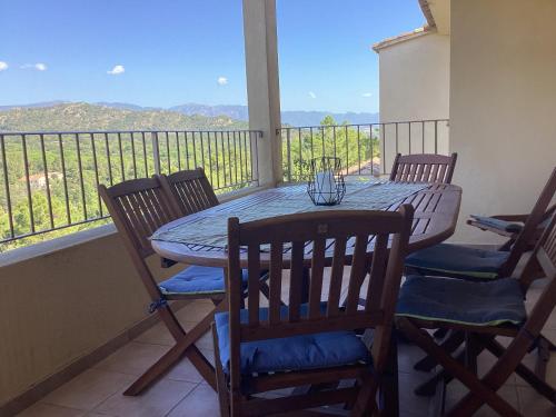 une table et des chaises sur un balcon avec vue dans l'établissement Fiori Di Santa Giulia, à Porto-Vecchio