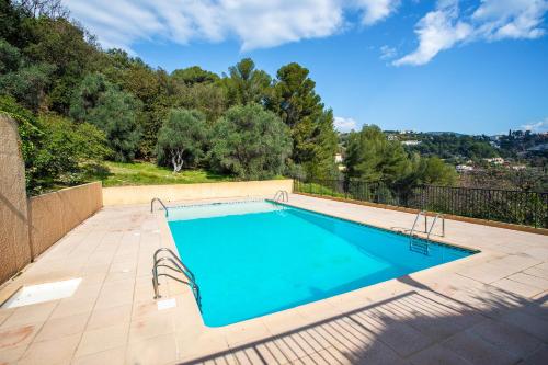 une piscine vide sur un patio arboré dans l'établissement MAS DE GAIRAUT VI4395 By Riviera Holiday Homes, à Nice