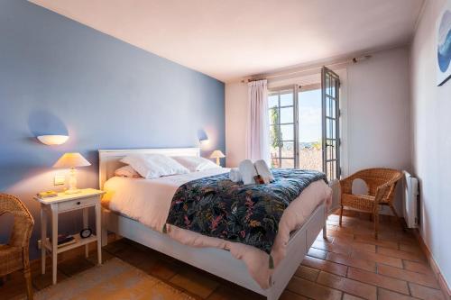 une chambre avec un lit et une fenêtre dans l'établissement MAS DE GAIRAUT VI4395 By Riviera Holiday Homes, à Nice