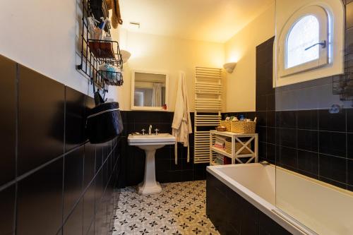 une salle de bain avec un lavabo, une baignoire et des toilettes dans l'établissement MAS DE GAIRAUT VI4395 By Riviera Holiday Homes, à Nice