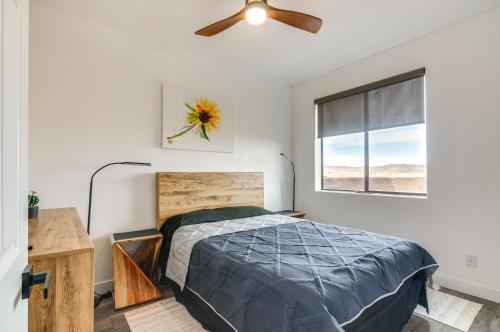 เตียงในห้องที่ Adobe Townhome with Gorgeous Lake Powell Views