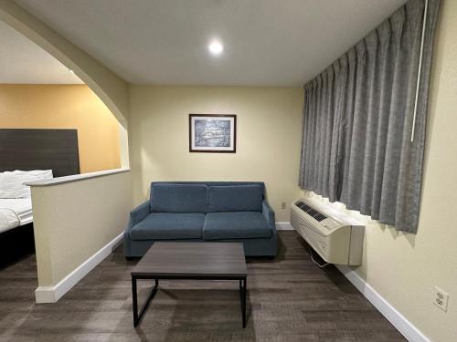 Rodeway Inn & Suites Hwy 290 NW Image