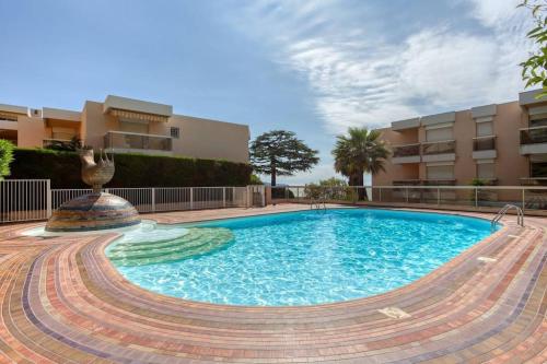 une grande piscine devant un immeuble dans l'établissement L11 Claire Fontaine Sea view 2 BDR AC Parking swiming pool, à Nice