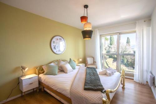 une chambre avec un lit et une grande fenêtre dans l'établissement L11 Claire Fontaine Sea view 2 BDR AC Parking swiming pool, à Nice