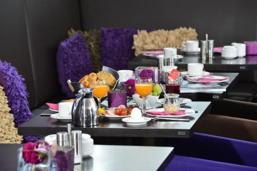 una mesa cubierta con platos de comida y bebida en Hotel Friends Hückelhoven, en Hückelhoven
