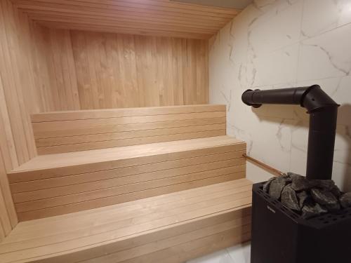 - un sauna avec des marches en bois dans l'établissement Ojakalda Puhkekeskus, 