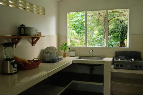 a kitchen with a sink and a window at Finca Turistica Moniyamena, Encuentro con la Naturaleza in Villavicencio