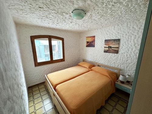 a bedroom with a bed and a window in it at Appartamento a 50 metri dalla spiaggia di Maladroxia c226 in Maladroscia