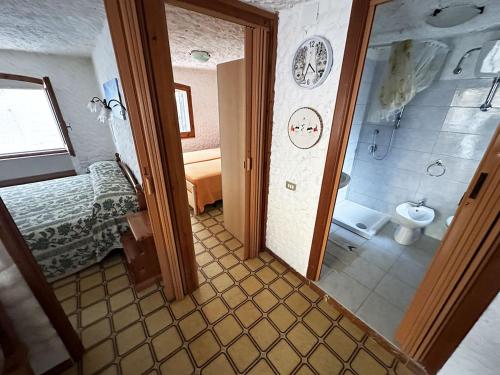 a bathroom with a shower and a toilet in a room at Appartamento a 50 metri dalla spiaggia di Maladroxia c226 in Maladroscia